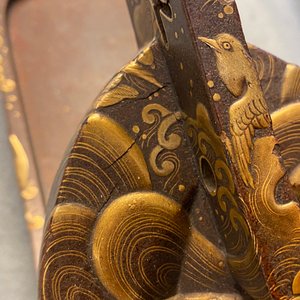 Une selle 'kura' et sa paire d'étriers 'abumi' en laque dorée, Japon, Muromachi, 16ème — photo 48