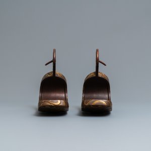 Une selle 'kura' et sa paire d'étriers 'abumi' en laque dorée, Japon, Muromachi, 16ème — photo 6