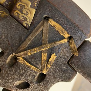 Une selle 'kura' et sa paire d'étriers 'abumi' en laque dorée, Japon, Muromachi, 16ème — photo 86