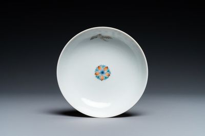 Une soucoupe en porcelaine de Chine doucai, marque de Yongzheng, 19/20ème