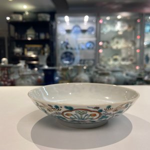 Une soucoupe en porcelaine de Chine doucai, marque de Yongzheng, 19/20ème — photo 6