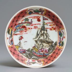 Une soucoupe en porcelaine de Chine famille rose à sujet maritime, Yongzheng — photo 1