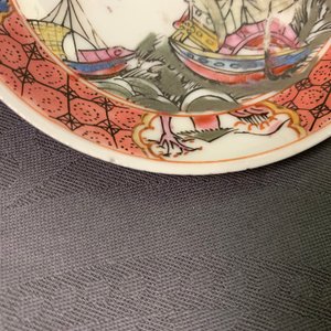 Une soucoupe en porcelaine de Chine famille rose à sujet maritime, Yongzheng — photo 3