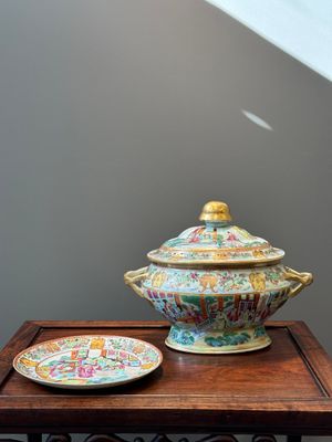 Une soupière couverte et une assiette en porcelaine de Chine famille rose de Canton, 19ème — photo 1