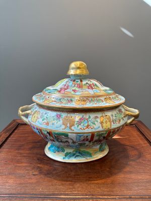 Une soupière couverte et une assiette en porcelaine de Chine famille rose de Canton, 19ème — photo 11