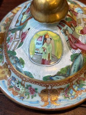 Une soupière couverte et une assiette en porcelaine de Chine famille rose de Canton, 19ème — photo 16