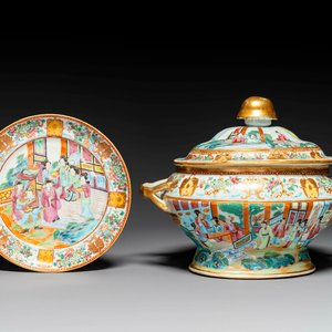 Une soupière couverte et une assiette en porcelaine de Chine famille rose de Canton, 19ème — photo 1