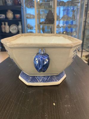 Une soupière couverte sur son support en porcelaine de Chine en bleu et blanc et quatre assiettes, Qianlong — photo 14
