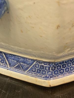 Une soupière couverte sur son support en porcelaine de Chine en bleu et blanc et quatre assiettes, Qianlong — photo 18