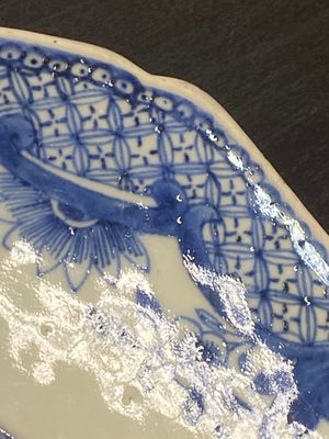 Une soupière couverte sur son support en porcelaine de Chine en bleu et blanc et quatre assiettes, Qianlong — photo 4