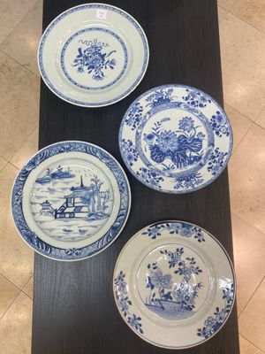 Une soupière couverte sur son support en porcelaine de Chine en bleu et blanc et quatre assiettes, Qianlong — photo 6