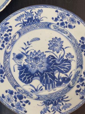 Une soupière couverte sur son support en porcelaine de Chine en bleu et blanc et quatre assiettes, Qianlong — photo 8