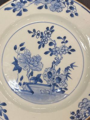 Une soupière couverte sur son support en porcelaine de Chine en bleu et blanc et quatre assiettes, Qianlong — photo 10