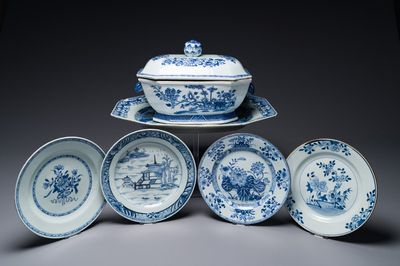 Une soupière couverte sur son support en porcelaine de Chine en bleu et blanc et quatre assiettes, Qianlong