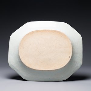 Une soupière couverte sur son support en porcelaine de Chine en bleu et blanc et quatre assiettes, Qianlong — photo 7