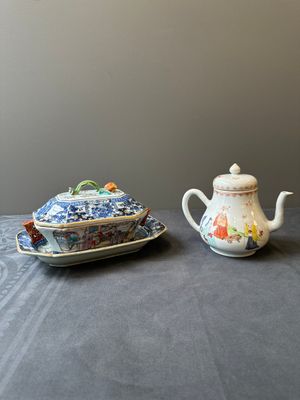 Une soupière couverte sur son support en porcelaine de Chine famille rose à décor mandarin et une théière couverte, Qianlong — photo 1