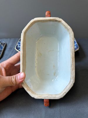 Une soupière couverte sur son support en porcelaine de Chine famille rose à décor mandarin et une théière couverte, Qianlong — photo 11