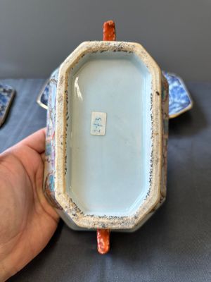 Une soupière couverte sur son support en porcelaine de Chine famille rose à décor mandarin et une théière couverte, Qianlong — photo 15