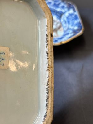 Une soupière couverte sur son support en porcelaine de Chine famille rose à décor mandarin et une théière couverte, Qianlong — photo 16