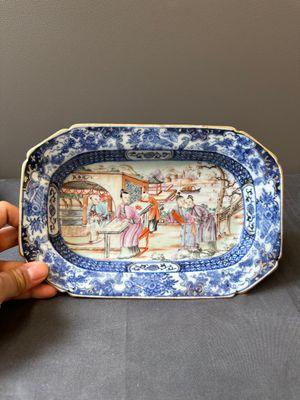 Une soupière couverte sur son support en porcelaine de Chine famille rose à décor mandarin et une théière couverte, Qianlong — photo 17