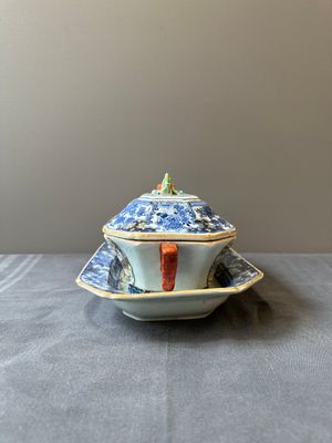 Une soupière couverte sur son support en porcelaine de Chine famille rose à décor mandarin et une théière couverte, Qianlong — photo 3
