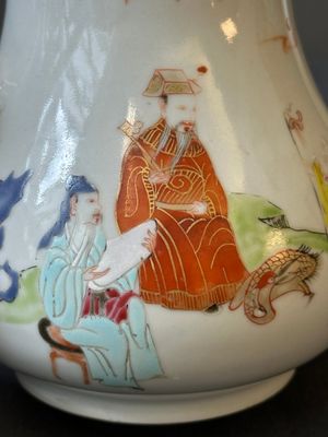 Une soupière couverte sur son support en porcelaine de Chine famille rose à décor mandarin et une théière couverte, Qianlong — photo 32