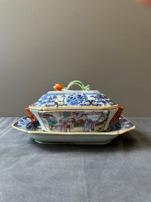 Une soupière couverte sur son support en porcelaine de Chine famille rose à décor mandarin et une théière couverte, Qianlong — photo 4
