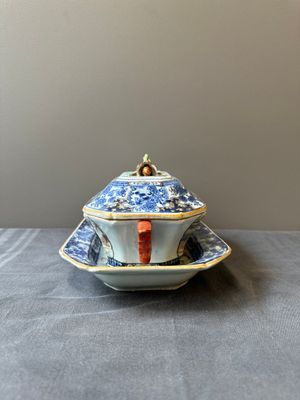Une soupière couverte sur son support en porcelaine de Chine famille rose à décor mandarin et une théière couverte, Qianlong — photo 5