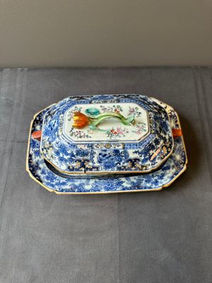 Une soupière couverte sur son support en porcelaine de Chine famille rose à décor mandarin et une théière couverte, Qianlong — photo 6