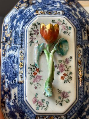 Une soupière couverte sur son support en porcelaine de Chine famille rose à décor mandarin et une théière couverte, Qianlong — photo 7