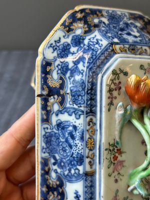Une soupière couverte sur son support en porcelaine de Chine famille rose à décor mandarin et une théière couverte, Qianlong — photo 8