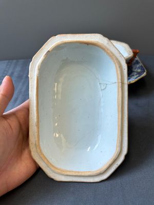 Une soupière couverte sur son support en porcelaine de Chine famille rose à décor mandarin et une théière couverte, Qianlong — photo 9