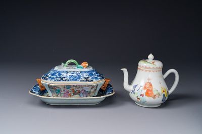 Une soupière couverte sur son support en porcelaine de Chine famille rose à décor mandarin et une théière couverte, Qianlong