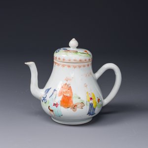 Une soupière couverte sur son support en porcelaine de Chine famille rose à décor mandarin et une théière couverte, Qianlong — photo 11
