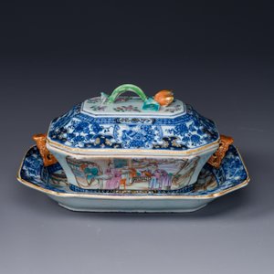 Une soupière couverte sur son support en porcelaine de Chine famille rose à décor mandarin et une théière couverte, Qianlong — photo 2