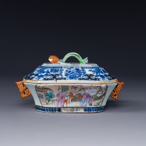 Une soupière couverte sur son support en porcelaine de Chine famille rose à décor mandarin et une théière couverte, Qianlong — photo 5