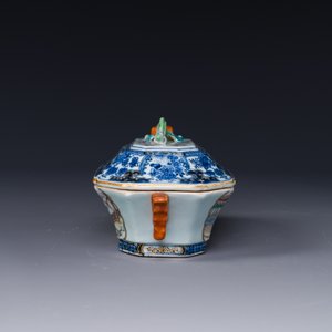 Une soupière couverte sur son support en porcelaine de Chine famille rose à décor mandarin et une théière couverte, Qianlong — photo 6