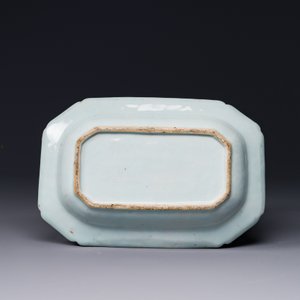 Une soupière couverte sur son support en porcelaine de Chine famille rose à décor mandarin et une théière couverte, Qianlong — photo 10