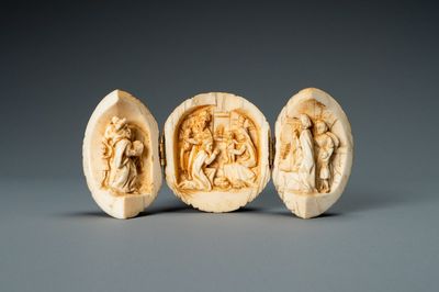 Une sphère en ivoire sculpté s’ouvrant en triptyque représentant 'L’adoration des mages', France, 19ème