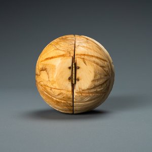 Une sphère en ivoire sculpté s’ouvrant en triptyque représentant 'L’adoration des mages', France, 19ème — photo 10