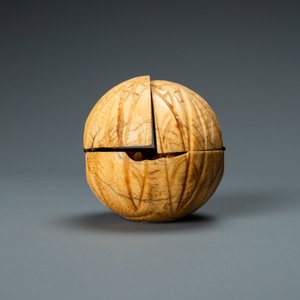 Une sphère en ivoire sculpté s’ouvrant en triptyque représentant 'L’adoration des mages', France, 19ème — photo 11