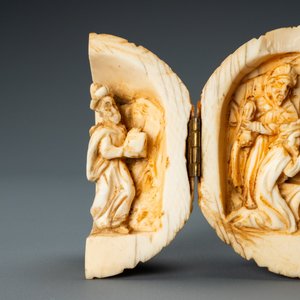 Une sphère en ivoire sculpté s’ouvrant en triptyque représentant 'L’adoration des mages', France, 19ème — photo 3