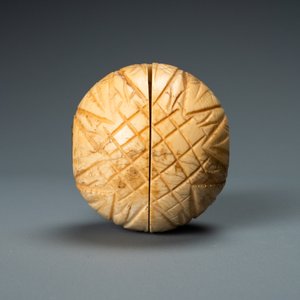 Une sphère en ivoire sculpté s’ouvrant en triptyque représentant 'L’adoration des mages', France, 19ème — photo 7