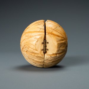 Une sphère en ivoire sculpté s’ouvrant en triptyque représentant 'L’adoration des mages', France, 19ème — photo 8
