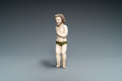 Une statue d'Adam en ivoire sculpté rehaussé de polychromie, indo-portugais, probablement Goa, 17ème