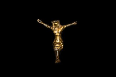 Une statue de Christ en bronze doré, France, 14ème