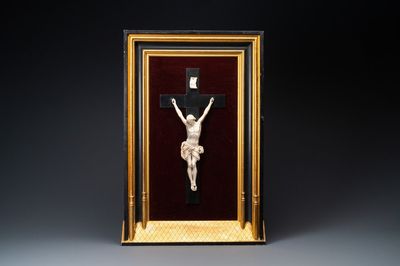 Une statue de Christ en ivoire monté dans un cadre architectural de style néogothique, école de Bologne, Italie, 16/17ème