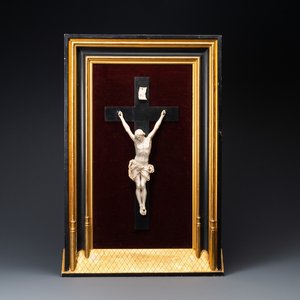 Une statue de Christ en ivoire monté dans un cadre architectural de style néogothique, école de Bologne, Italie, 16/17ème — photo 1