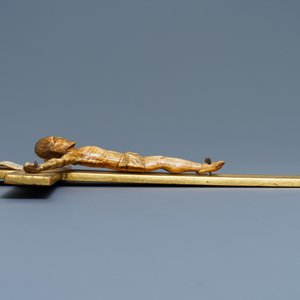 Une statue de Christ en ivoire sculpté sur une croix tardive, travail indo-portugais, probablement Goa, 17ème — photo 3