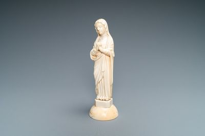 Une statue de la Vierge en ivoire sculpté, peut-être Dieppe, France, 19ème